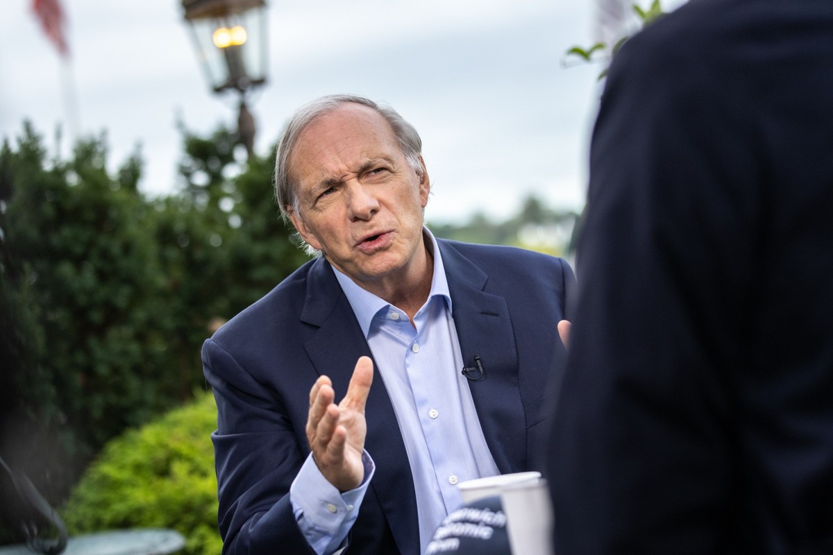 Dalio recomenda vender títulos e alocar até 15% em ouro, com exposição a bitcoin, diante do risco de crise da dívida dos EUA
