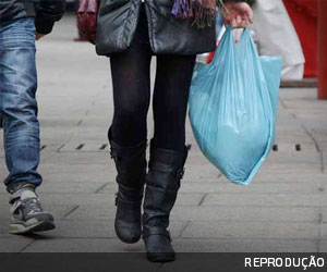 Sacolas plásticas de uso único ficam fora do Imposto Seletivo: lacuna e desafios jurídicos e ambientais